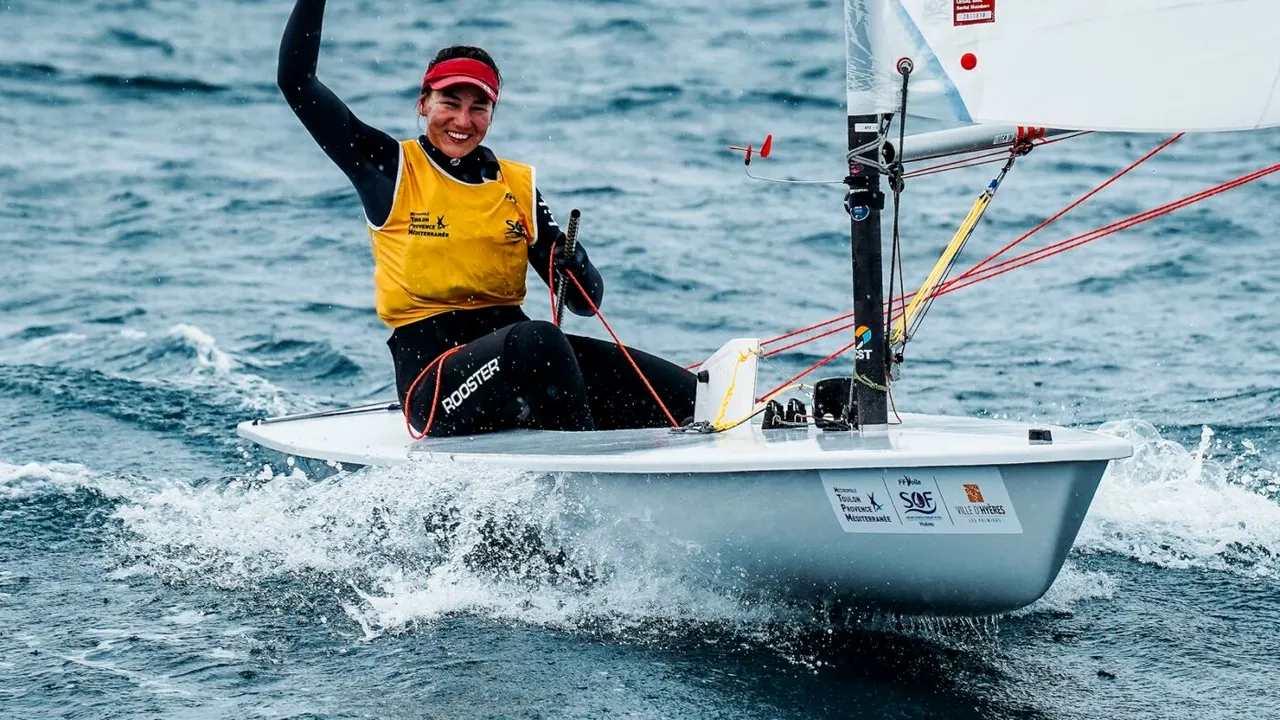 Cine este Ebru Bolat, noua senzație din yachting care va merge la Paris 2024 dar va concura la Marseille! A ratat calificarea la Tokyo după ce i s-a defectat cârma bărcii, e pasionată de animație și a studiat în Marea Britanie: „Îmi place arta”. SPECIAL