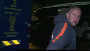 FOTO | Reghecampf, surprins în timp ce încerca să-i dea indicații secundului la pauza meciului. Reacția tehnicianului FCSB când a văzut camerele