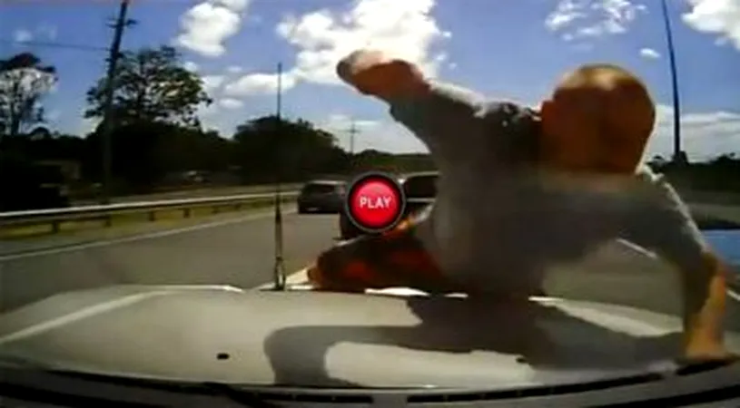 Cel mai NEBUN șofer pe care l-ai văzut vreodată în trafic. VIDEO - Milioane de oameni sunt scandalizați de gestul acestui bărbat!