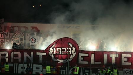 Incidente în tribune!** Un steward a fost rănit!'