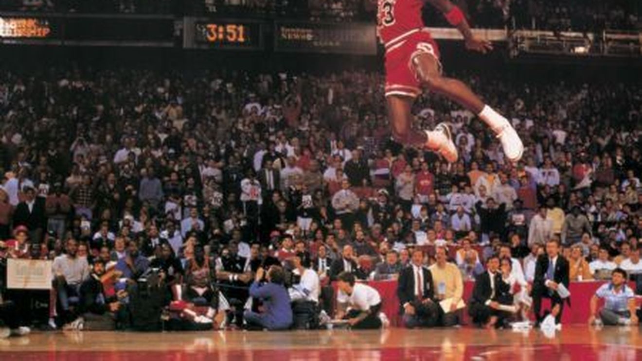 Michael Jordan: "Dacă aș juca acum, aș înscrie 100 de puncte pe meci!" VIDEO Magie pe terenul de baschet