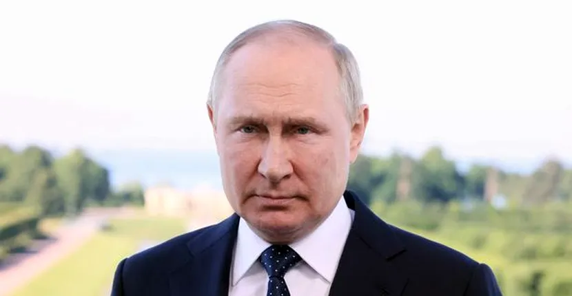 Mâna lui Vladimir Putin devine purpurie în timp ce este văzut tremurând 