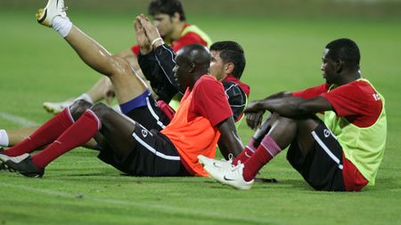 `Dom' Profesor` a strigat catalogul: "Blay a avut nuntă, Ze nu a găsit bilet, J. Cesar a ratat avionul!"