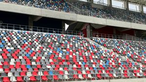 Imaginile dezastrului după noul derby dintre CSA Steaua și Dinamo! Cum arată peluza ocupată de PCH după ce ultrașii au dat foc scaunelor |  FOTO & VIDEO EXCLUSIV