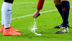 Spray-urile cu spumă vor fi folosite începând de vineri în primele două ligi din Germania