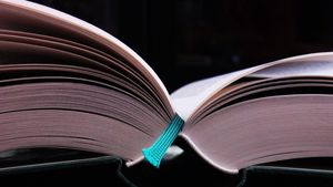 ADVERTORIAL. Ai terminat liceul? Transformă cărțile de bacalaureat în bani pentru facultate, cu ajutorul unui anticariat care cumpără cărți