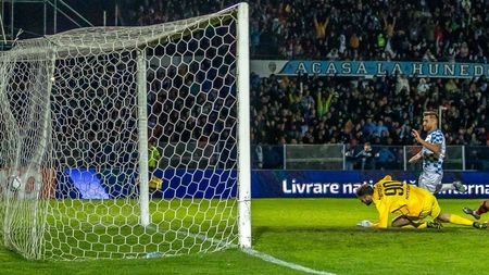 Reacțiile cluburilor Corvinul și CFR imediat după rezultatul surprinzător de la Hunedoara, din sfertul de finală al Cupei României! ”Corbii”, în al nouălea cer, clujenii par să nu știe să piardă!