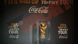 Peste 7500 de fani români s-au fotografiat cu trofeul Cupei Mondiale**