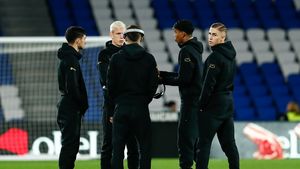 I-a dat un iPhone de aur, de 10.000 de euro, în vestiar! Reacția tânărului fotbalist