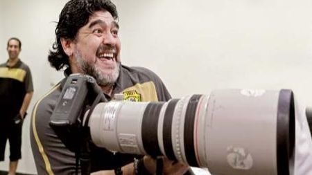 VIDEO Maradona a lovit un fan chiar pe stadion!** Un mesaj primit de la Aguero l-a făcut să-și piardă mințile! Vezi momentul incredibil