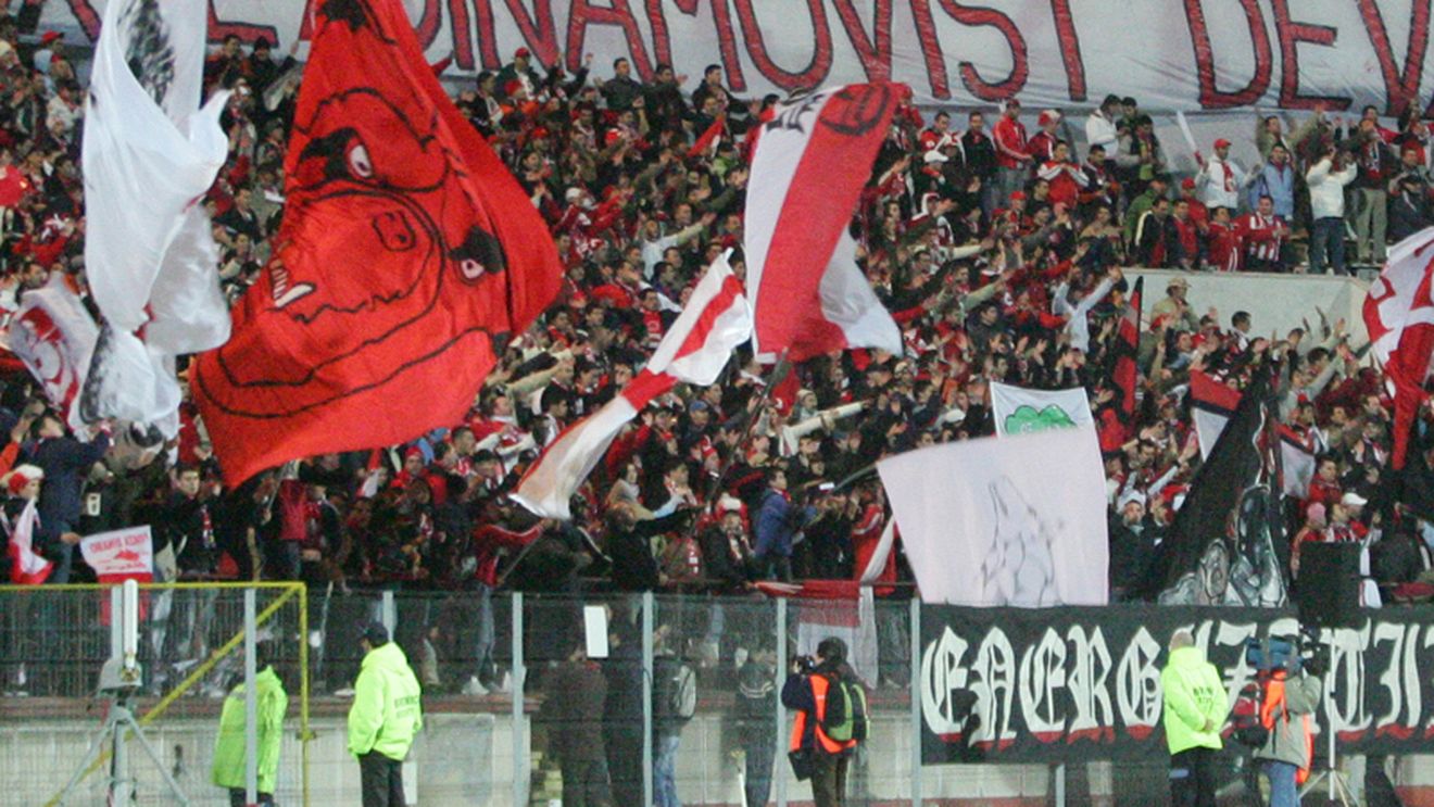 Oficialii sechestrați pe stadion