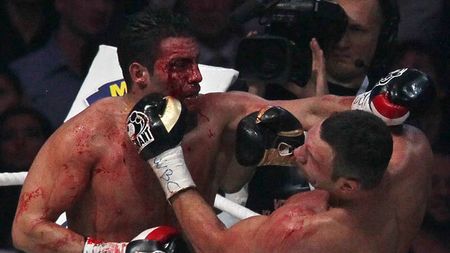 Vitali Klitschko și-a păstrat titlul mondial WBC!** Ucraineanul a câștigat prin KO tehnic meciul cu Manuel Charr VIDEO