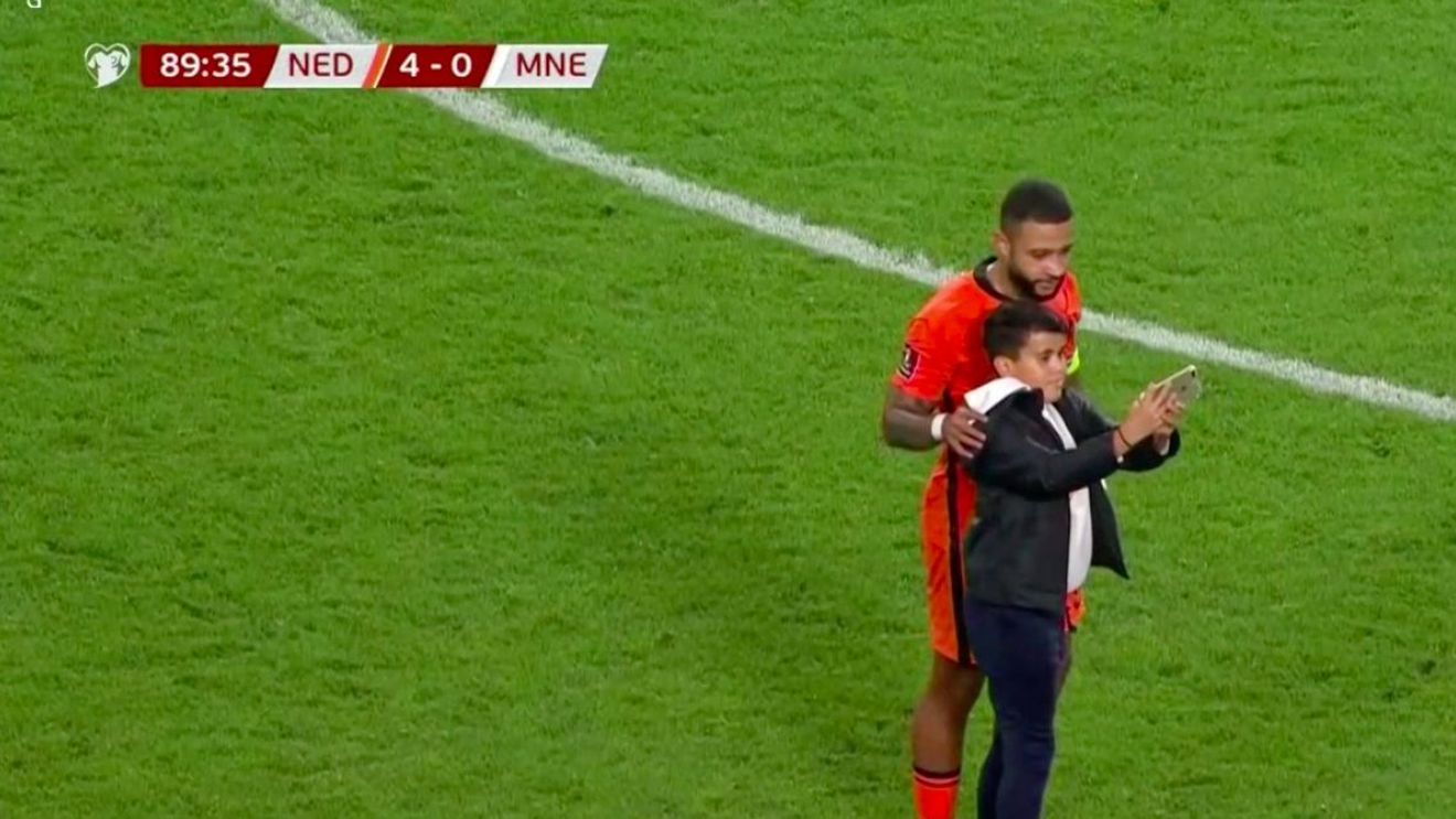 Faza zilei în preliminariile Campionatului Mondial! Și-a făcut selfie cu Memphis Depay chiar în timpul meciului | VIDEO