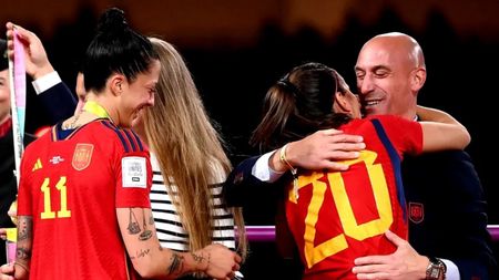 Președintele Federației de Fotbal și-a dat demisia! Scandalul i-a fost „fatal”: nu va mai fi nici vicepreședinte UEFA, după ce a sărutat o jucătoare!