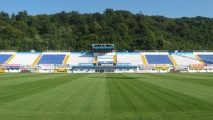 O tânără din Bistrița, cerută în căsătorie pe tabela de marcaj la meciul cu FC Brașov