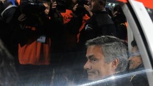 "Suntem dezamăgiți"** Mourinho, surprins în timpul unei discuții la restaurantul său favorit din Londra! Ce veste le dă madrilenilor