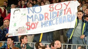 16 ani de la cel mai controversat transfer din istoria fotbalului! Trădarea pe care fanii Barcelonei nu o vor uita