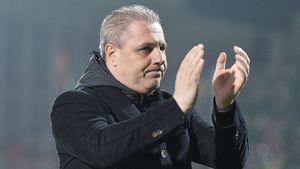 E aproape sigur de viitorul său. Șumudică știe unde va antrena din vară, cu o singură condiție: "Nu vreau să beau o cafea la terasă și să-mi sară mâna vizavi. Sau să-l văd pe unul că-mi ia ceasul..."