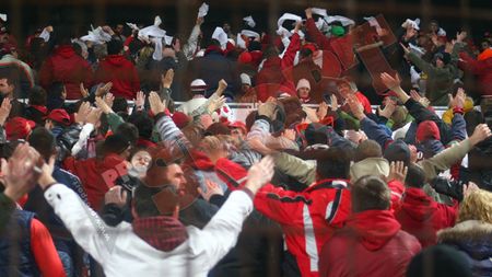 FOTO: "Socios de Gruia"!** Fanii CFR-ului au fluturat batistele albe și au cerut demisia!