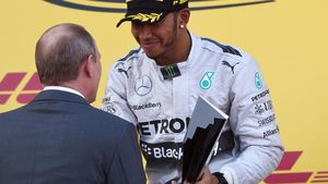 VIDEO | Îndrăzneală sau inconștiență de campion mondial? Hamilton i-a dat "ignore" lui Putin la Soci. Britanicul a fost pus la punct de protocol