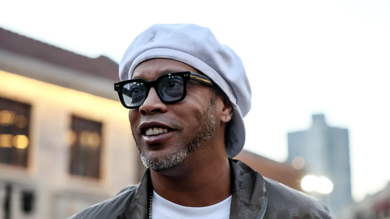 Ronaldinho a bătut palma și va juca în România! Cine l-a convins pe brazilian să vină la Cluj