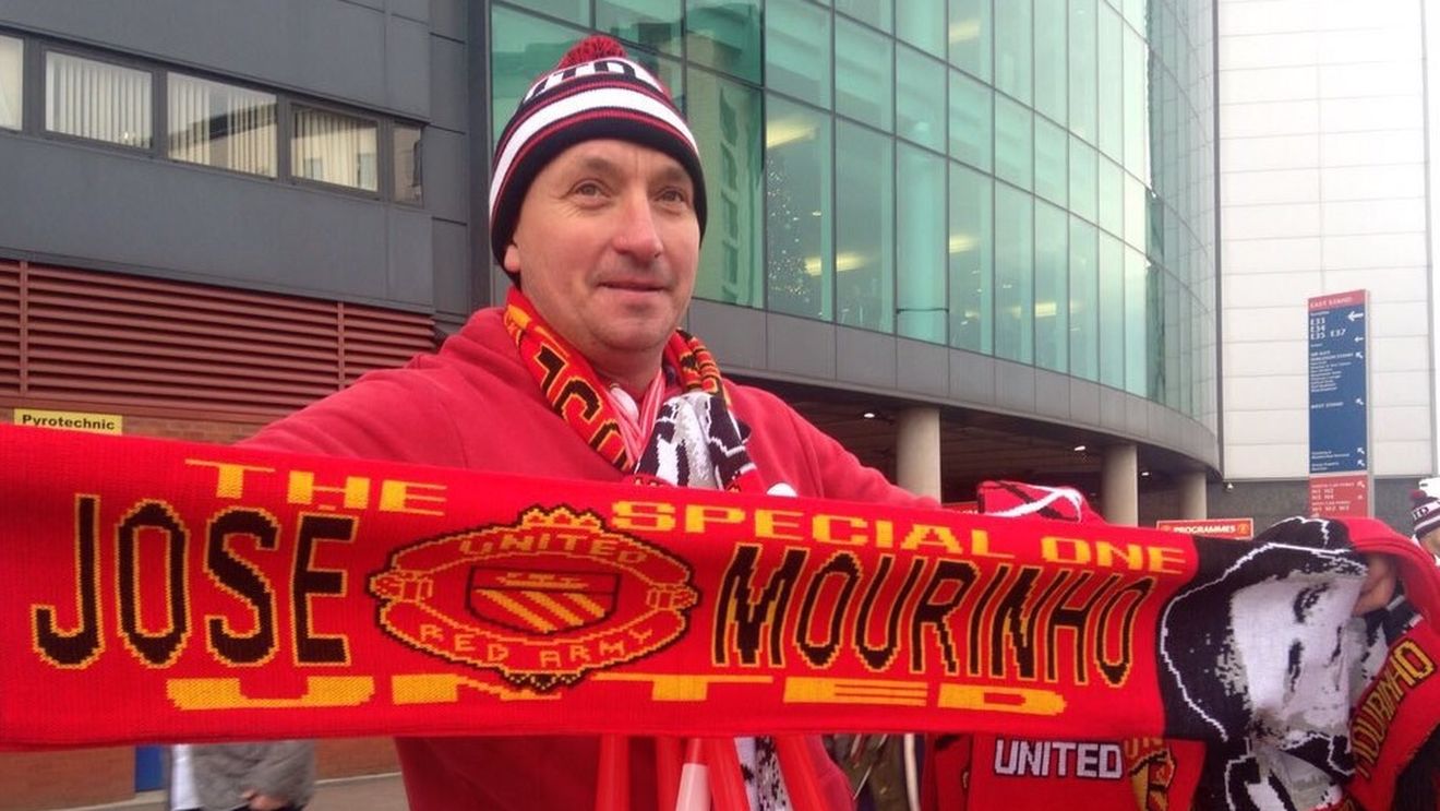 FOTO | Van Gaal e deja istorie pentru fanii lui United. Suporterii îl așteaptă pe Mourinho pe Old Trafford cu fulare cu chipul portughezului