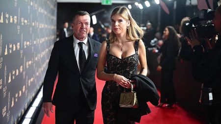 Dragostea e mare când contul e pe măsură. Blonda de 26 de ani s-a afișat cu milionarul de 64 de ani, care și-a părăsit 5 neveste