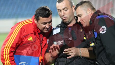 FOTO | Viorel Moldovan, vedeta buzoienilor la antrenamentul naționalei de tineret. Selecționerul, solicitat de agenții de pază pentru o ședință foto