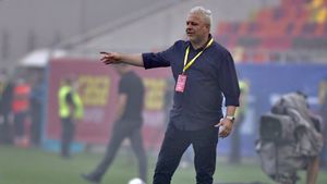 Şumudică nu e de acord cu alegerile lui Lennon din primul 11 al Rapidului! Doi fotbalişti care nu sunt folosiți unde ar trebui în opinia antrenorului