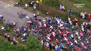 Imaginea zilei în Turul Franței! Un spectator a vrut să-și facă un selfie și a provocat un incident grav, iar rutierii au căzut unii peste alții | FOTO & VIDEO