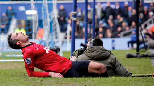 Accidentat de cameraman!** Van Persie a plonjat peste un cameraman când a încercat un șut-centrare