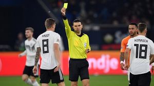 Ovidiu Hațegan, îngrozit după ce a fost atins de un fotbalist depistat pozitiv cu COVID-19: „Dumnezeule! Am încercat să mă feresc de jucătorii italieni”