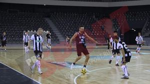 FOTO | Ca-n curtea școlii. Fotbaliștii și baschetbaliștii de la "U" s-au distrat într-o sală de 17 milioane de euro