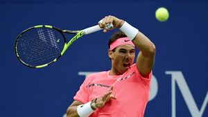 US Open | Roz-neon și emoții în primul set pentru Nadal în drumul spre turul doi de la New York: spaniolul a ridicat nivelul și și-a făcut meciul ușor, la adăpostul acoperișului