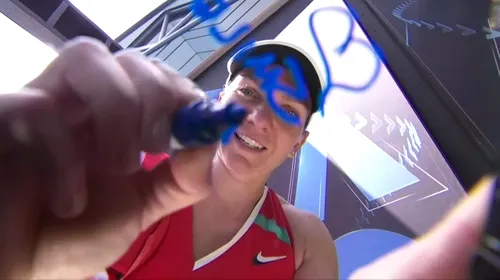 Simona Halep, savuroasă după debutul victorios de la Australian Open! Ce a scris pe camera de filmat: „Zâmbiți, vă rog!” VIDEO