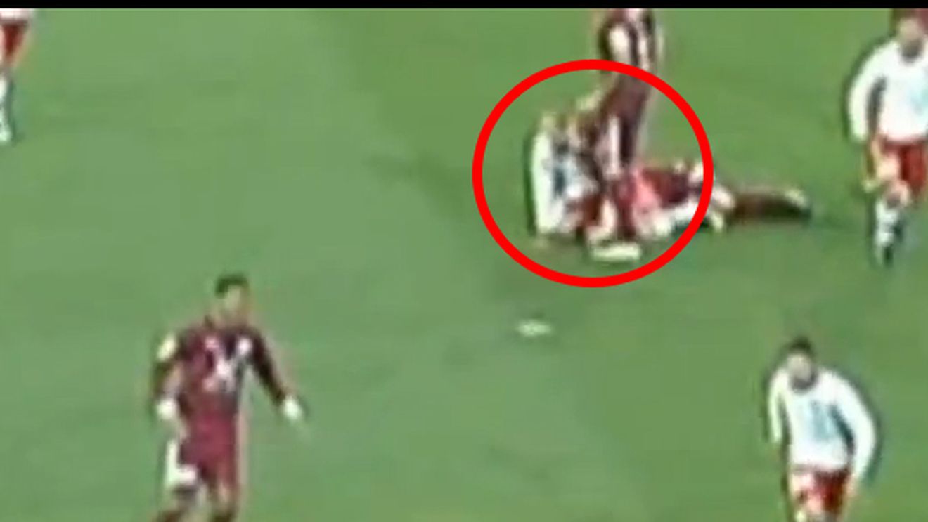 VIDEO Cel mai urât moment al lunii în fotbal!** I-a rupt maxilarul și arbitrul nu a făcut nimic! Abia la reluare au văzut lovitura MIZERABILĂ‚