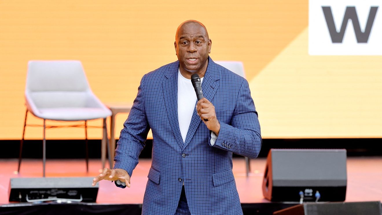 Magic Johnson s-a desfătat într-o vacanță la bordul unui yacht de 170 de milioane de euro!