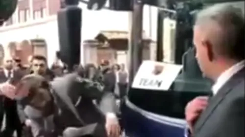 Pique s-a făcut de râs la sosirea la Milano. FOTO & VIDEO | Fundașul Barcelonei a dat cu capul de autocar în fața a zeci de oameni