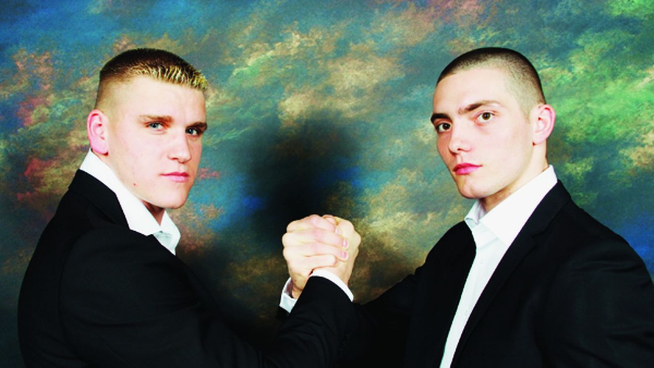 Povestea băieților care țin lumea în mâini