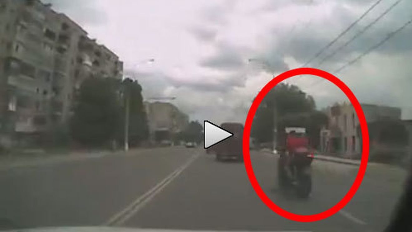 VIDEO Cascador fără voie! "Saltul" reușit de un motociclist din Rusia în plin trafic
