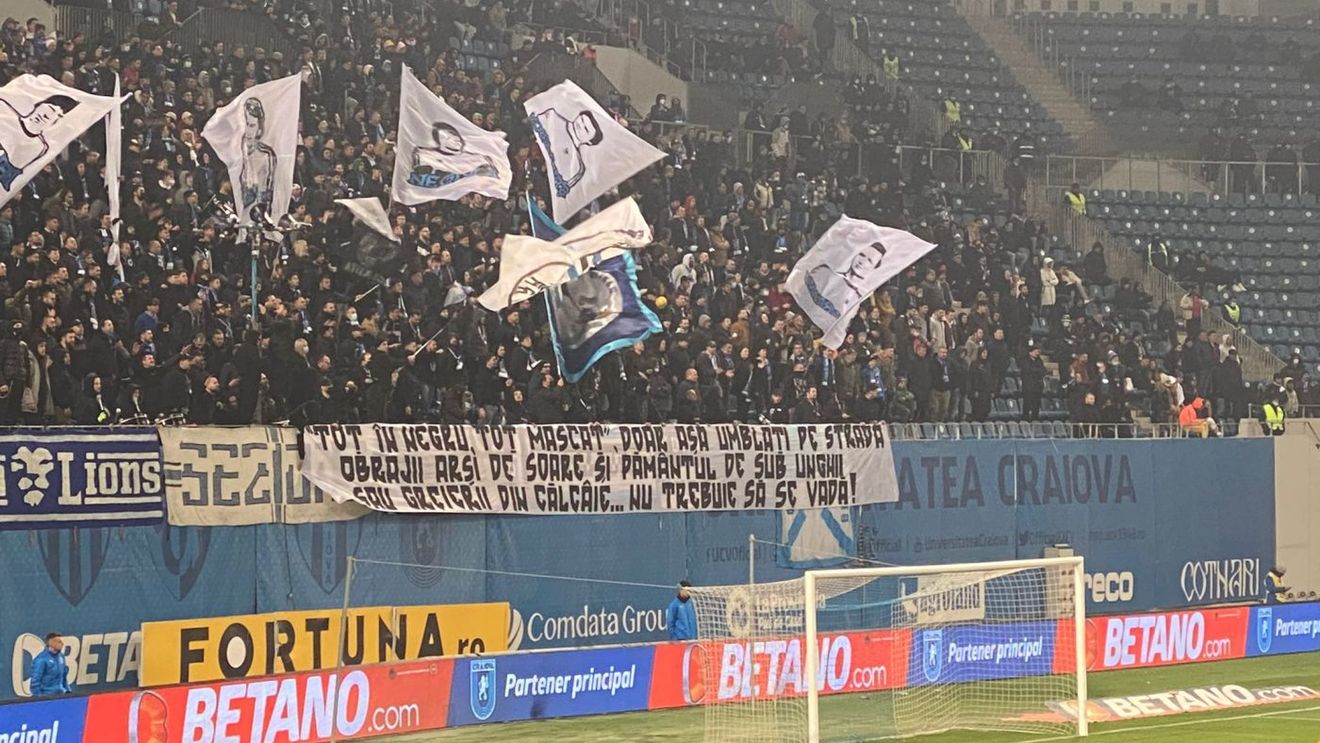 Suporterii olteni s-au războit în bannere la meciul dintre Universitatea Craiova și FC U Craiova: „Familia Mititelu vă plătește să-i cântați!” / „Peluza Nord: un adevărat program social!” | FOTO