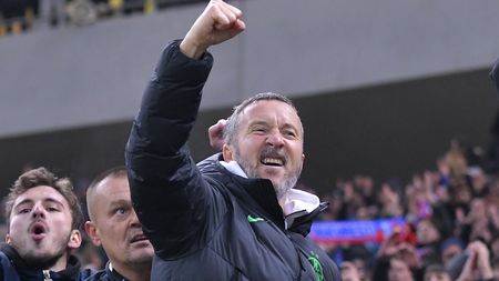 Ce nu s-a văzut la TV! Cu cine s-a îmbrățişat Meme Stoica în tribunele Arenei Naționale, după victoria cu 2-0 din FCSB - Craiova!