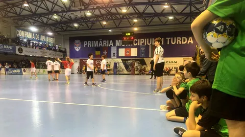 800 de copii joacă handbal la Turda! „Poate pe unii îi va prinde microbul și pentru marea performanță”. Potaissa are planuri mari și se inspiră de la FC Barcelona