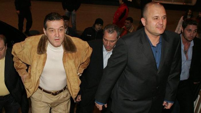 "Mi se pare o chestie prea mare ca un europarlamentar să stea de vorbă cu un om simplu din Craiova":) **VEZI de ce nu-i răspunde Becali lui Mititelu la sms-uri!
