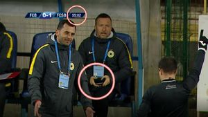 FOTO | Becali sau Dică, cine a făcut schimbarea? Moment interpretabil în timpul meciului FC Botoșani - FCSB. Ce au surprins camerele