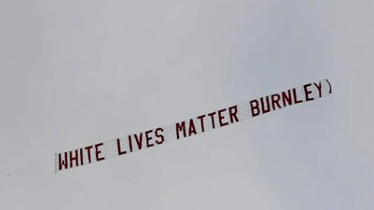 Un avion mic a zburat lângă Stadionul Etihad, unde City a jucat împotriva lui Burnley, cu mesajul „White Lives Matter Burnley