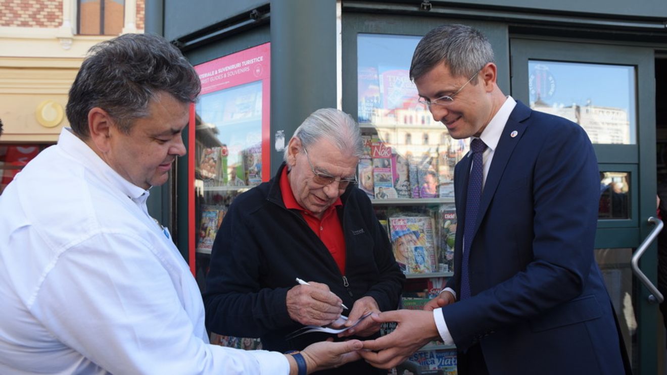 Dan Barna, prins în ofsaid la Oradea. VIDEO | Liderul USR s-a oferit să-i dea un autograf lui Emeric Ienei. Un coleg l-a salvat
