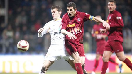 CINE O MAI ÎNCURCĂ‚ PE CFR?