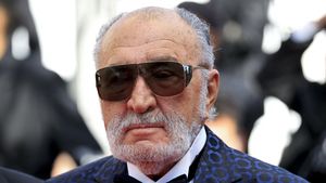 Americanii anunță că doi profesori români au ajuns mai bogați decât Ion Țiriac şi decât frații Pavăl! Cine sunt Ion Stoica şi Matei Zaharia şi cu câte sute de milioane de dolari s-a micşorat averea magnatului din tenis