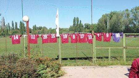 Singuri împotriva tuturor! Jucătorii s-au săturat de minciunile conducerii: au pus tricourile pe gard și au plecat acasă